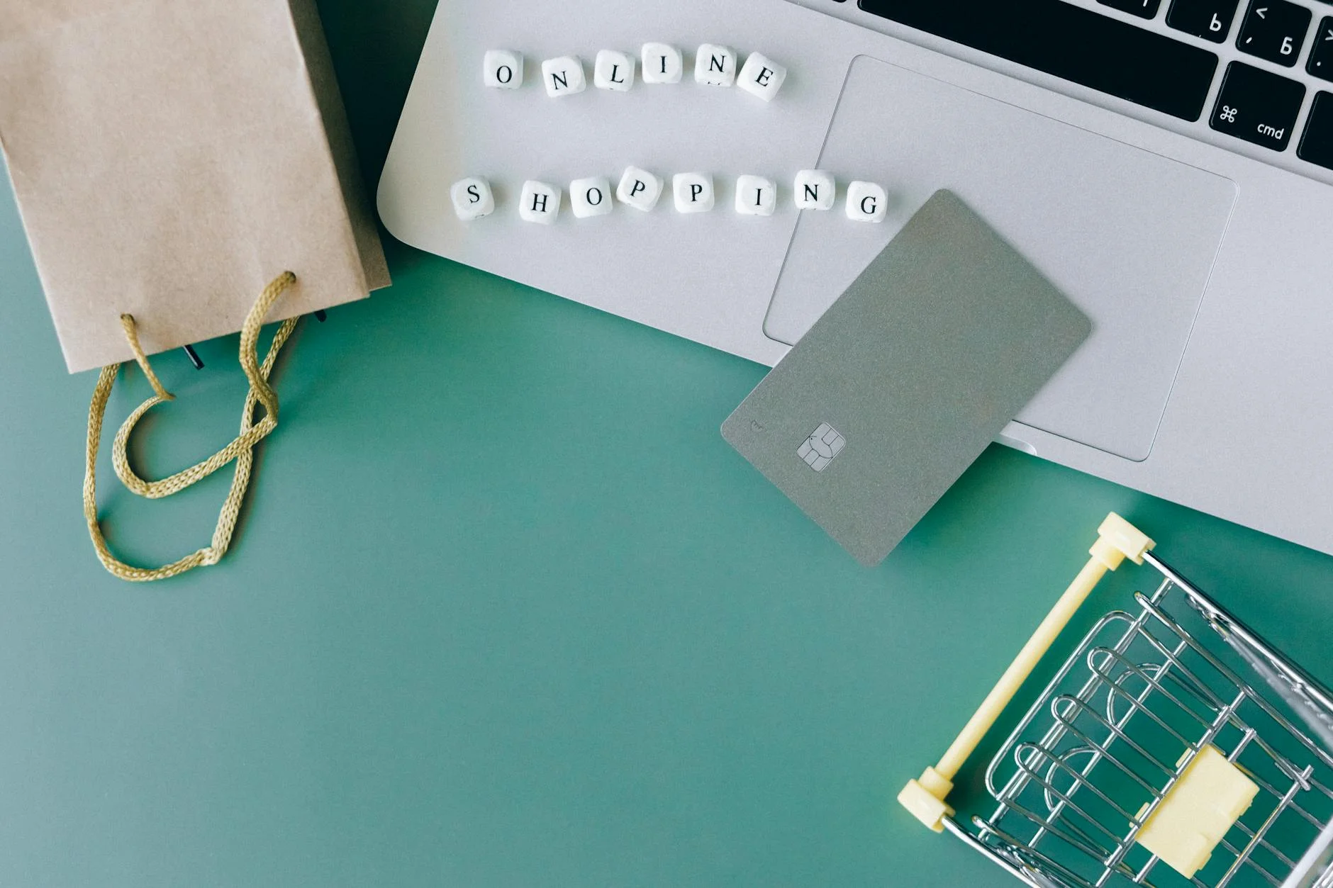 A photorealistic image showing a traveler thoughtfully looking at a world map, with subtle digital overlays of green leaves and currency symbols indicating sustainable and affordable travel routes. The lighting is warm and inviting, hinting at a sense of discovery and hope. 8K hyper-detailed, professional photography, shot on a high-end DSLR. Flat lay of online shopping essentials with laptop, card, and shopping cart. — Foto: Nataliya Vaitkevich / Pexels