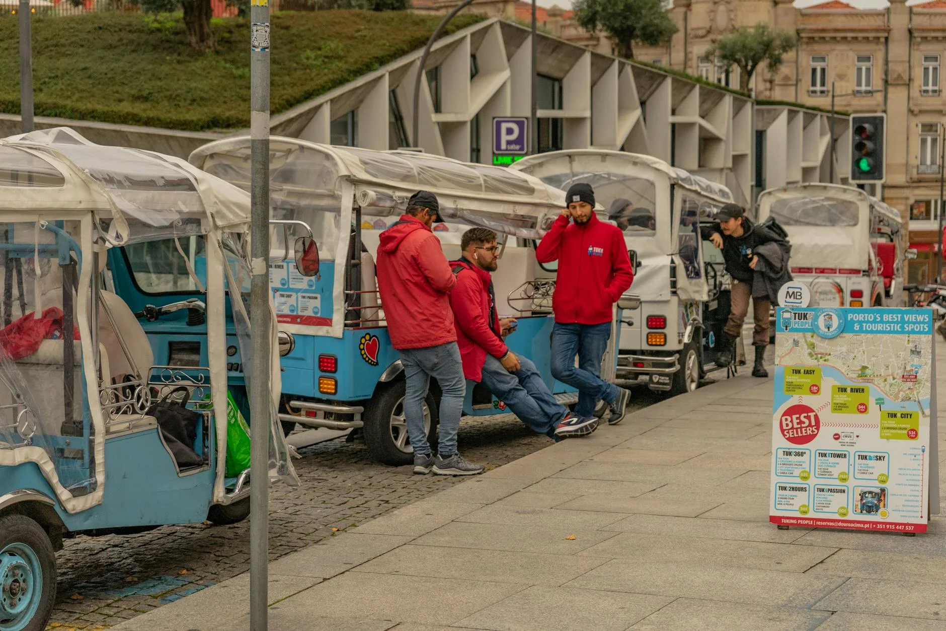 A photorealistic, professional photography, 8K, cinematic lighting, sharp focus, depth of field, shot on a high-end DSLR of a lush, vibrant city park with clean air, children playing, and a modern, sustainable skyline in the background, symbolizing the positive environmental impact of green transportation and urban planning. Tourists gather around tuk tuks in Porto, ready to explore the city's sights. — Foto: Uiliam Nörnberg / Pexels