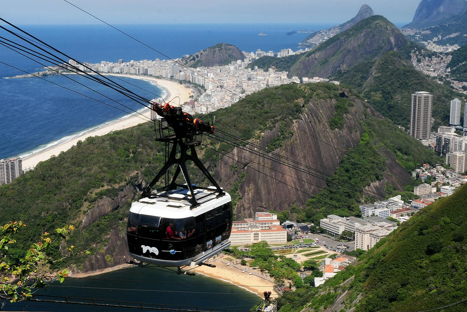 A photorealistic image of a professional shaking hands with a renewable energy supplier, with solar panels visible in the background, signifying a successful Power Purchase Agreement (PPA). Professional photography, 8K, cinematic lighting, sharp focus on the handshake, depth of field blurring the background, shot on a high-end DSLR. Experience breathtaking views of Rio de Janeiro from the iconic Sugarloaf Mountain cable car. — Foto: Sandro Vox / Pexels