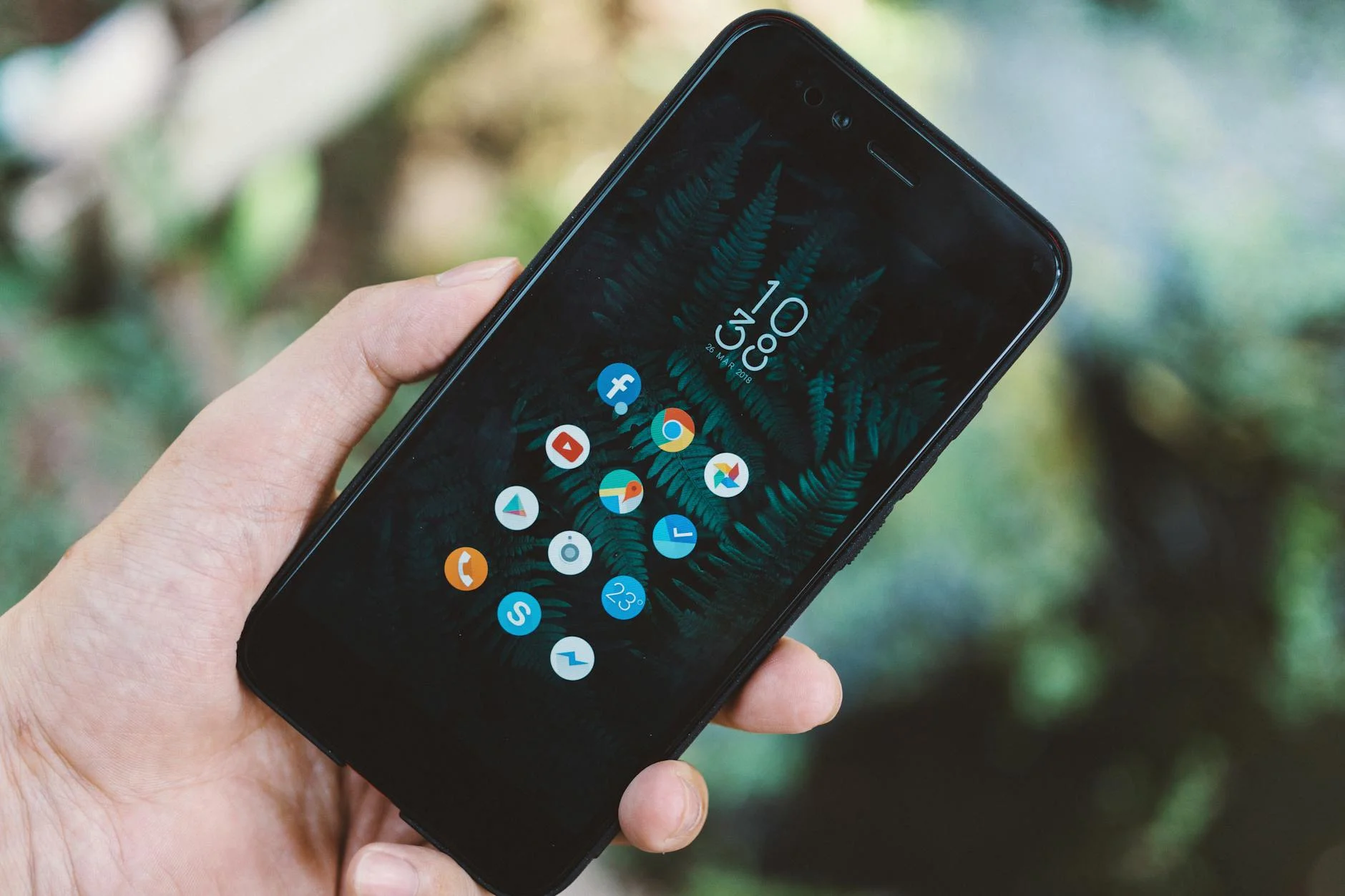 A photorealistic image of a traveler's hand holding a smartphone, displaying a meticulously organized travel itinerary with various sustainable app icons integrated seamlessly. The background shows a serene natural landscape, suggesting a well-planned eco-trip, cinematic lighting, sharp focus on the phone screen, depth of field, 8K hyper-detailed. Close-up of a hand holding a smartphone with app icons and a nature wallpaper. — Foto: FOX ^.ᆽ.^= ∫ / Pexels